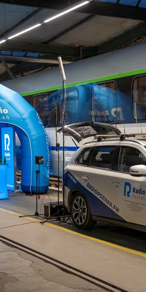 Z hali produkcyjnej do każdego domu w Wielkopolsce! Z okazji Dnia Kolejarza na terenie naszego zakładu pojawiło się mobilne studio Radia Poznań, które nadało na żywo dwa programy: „Dzień Dobry Wielkopolsko” oraz „Mała Czarna”.