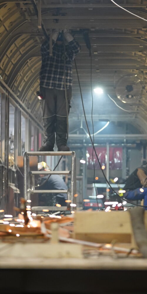 Już 25 listopada (wtorek) nasza fabryka stanie się centrum radiowych emocji! Z okazji Dnia Kolejarza na terenie zakładu pojawi się mobilne studio Radia Poznań, które będzie nadawać na żywo poranne audycje prosto z serca produkcji.