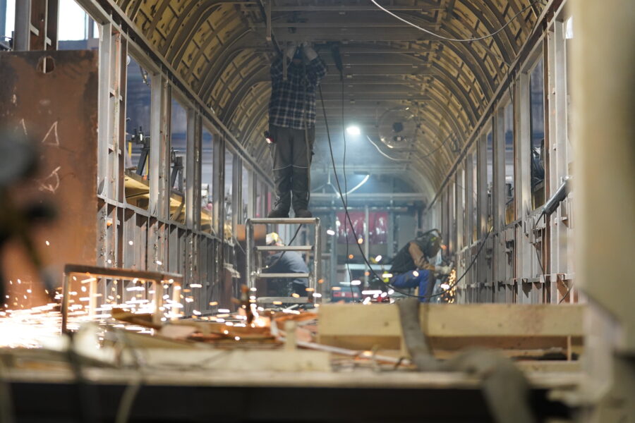 Już 25 listopada (wtorek) nasza fabryka stanie się centrum radiowych emocji! Z okazji Dnia Kolejarza na terenie zakładu pojawi się mobilne studio Radia Poznań, które będzie nadawać na żywo poranne audycje prosto z serca produkcji.